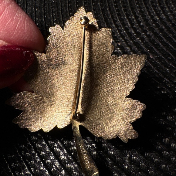 0104)  Vintage Sarah Coventry gold-tone maple leaf - Picture 3 of 4
